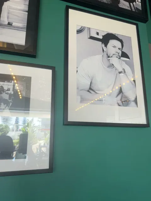 Wahlburgers