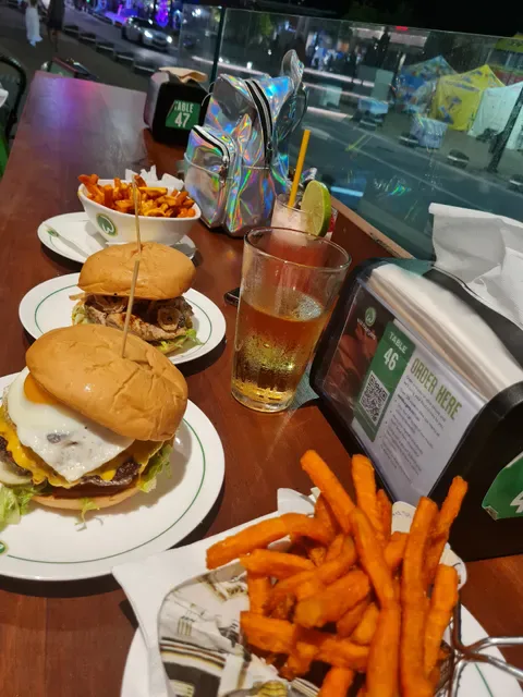 Wahlburgers