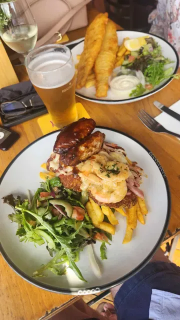Karalee Tavern