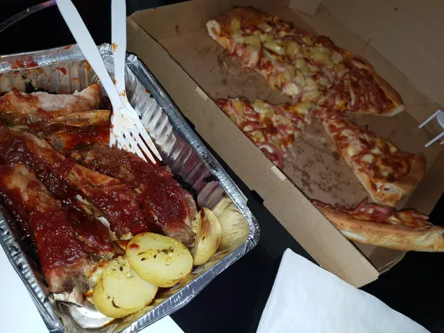 Mamas pizza and ribs