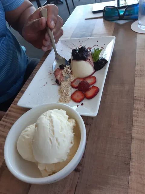 Acqua Restaurant & Bar