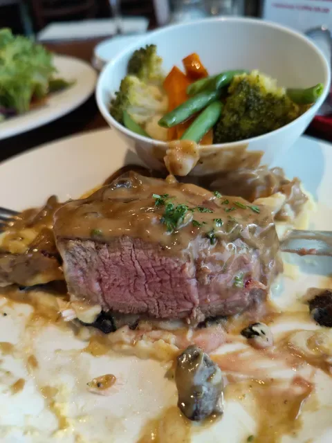 Grand North | Tavern, Bistro & Sports Bar