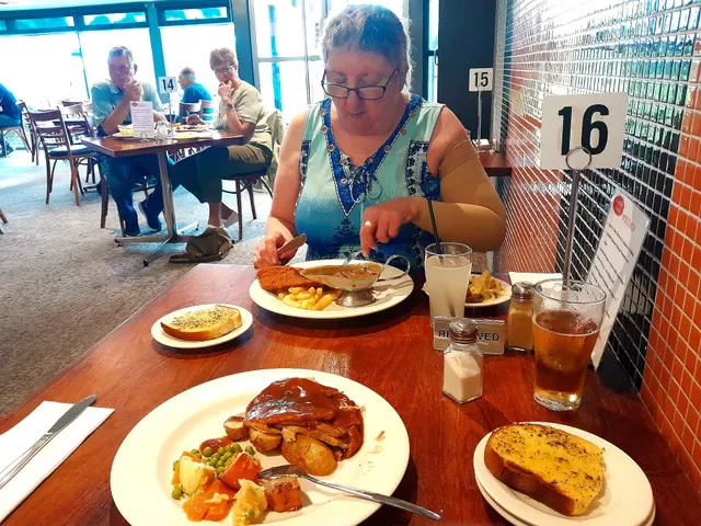 Grand North | Tavern, Bistro & Sports Bar