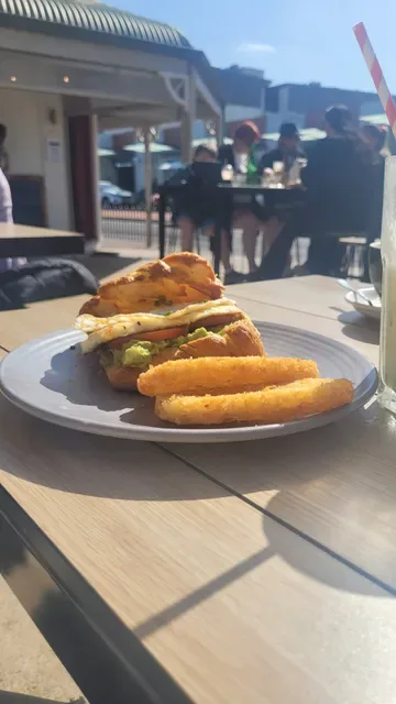 MALOBO Bakery & Terrace Bar
