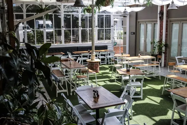 Oscar's Hotel & Cafe Bar