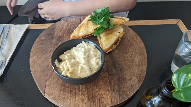 WoodHouse Cafe