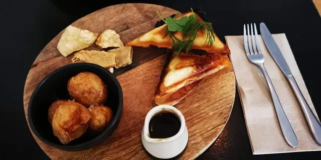 WoodHouse Cafe