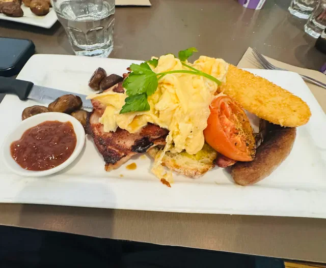 Odd Captain Cafe & Bar