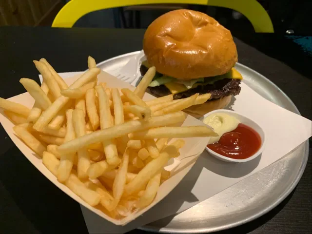 1090 Burger