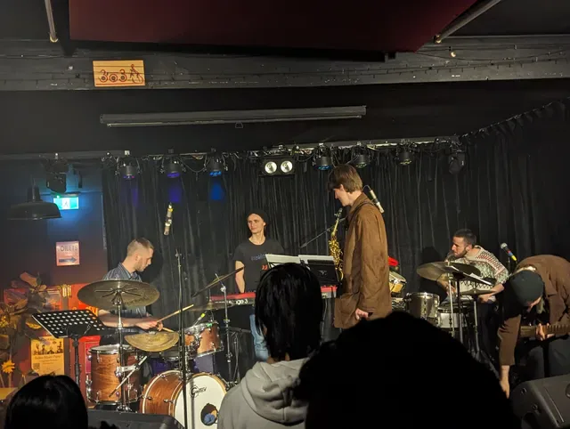 Bar 303