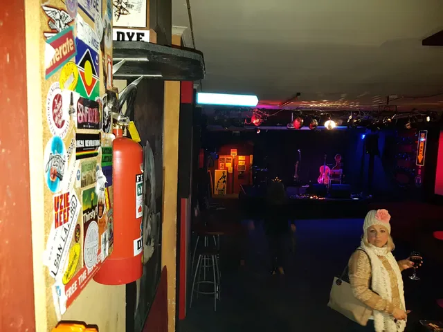 Bar 303