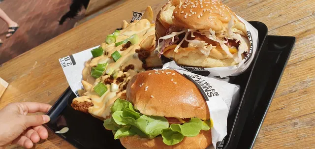 Between 2 Buns