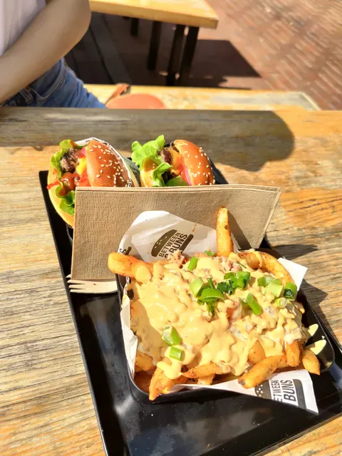 Between 2 Buns