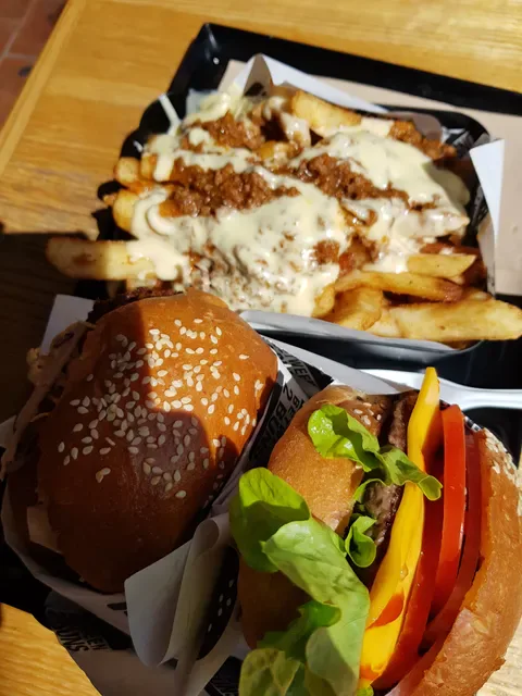 Between 2 Buns