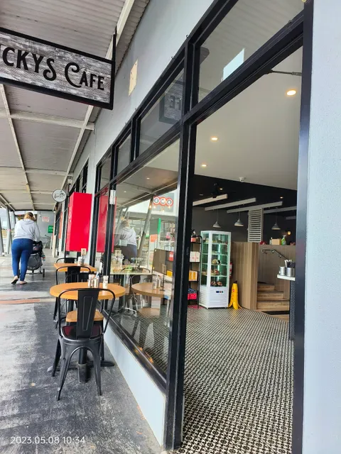 Ducky Brown Cafe