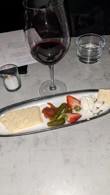 Hold Bar & Eatery