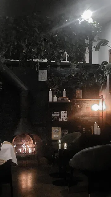 Hold Bar & Eatery