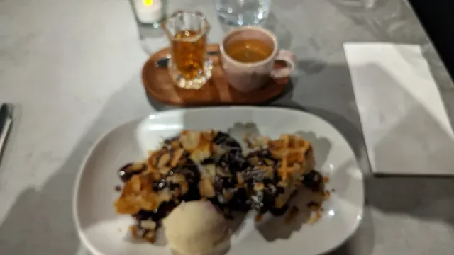 Hold Bar & Eatery