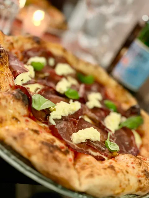 La Calabrese Pizzeria