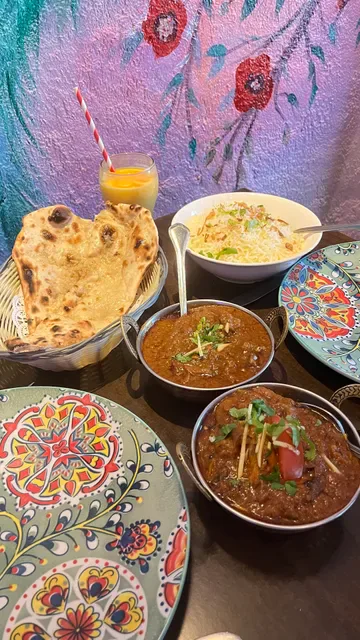 Le Taj Restaurant & Lounge