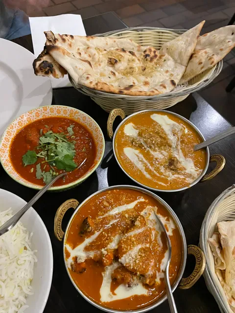 Le Taj Restaurant & Lounge