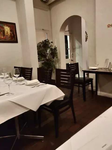 Le Taj Restaurant & Lounge