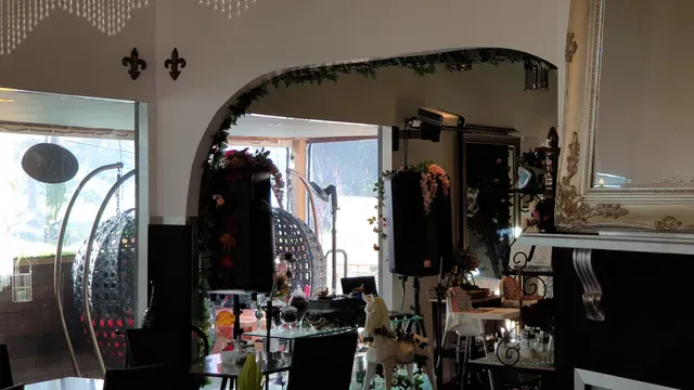 Mango's Nuts Cafe & Restaurant