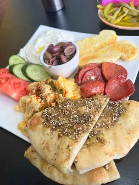 Manoush w Saj