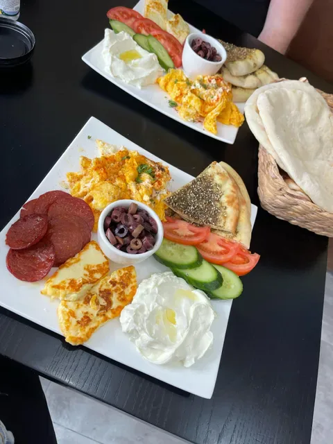 Manoush w Saj