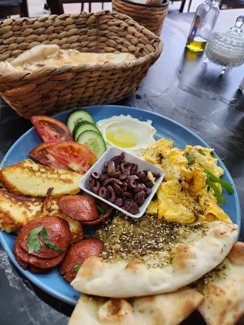 Manoush w Saj