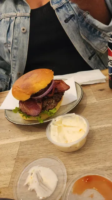 Monroe's Burgers & Beers