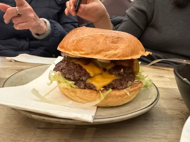 Monroe's Burgers & Beers