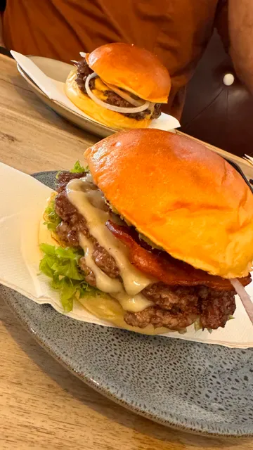 Monroe's Burgers & Beers
