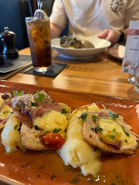 Montania Cafe - Bar - Restaurant