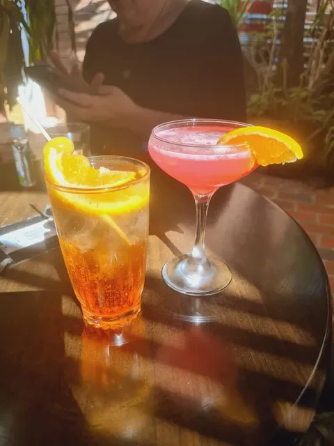 Montys Bar