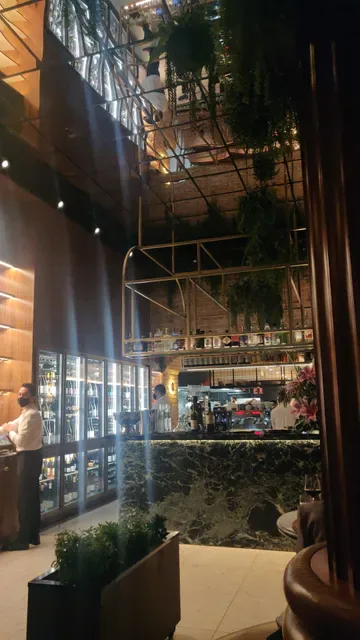 Omnia Bistro & Bar