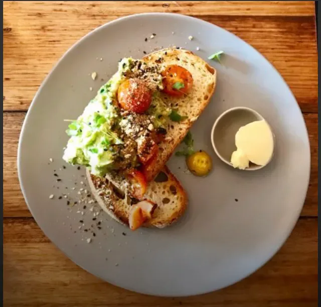 Raqwa Cafe & Bakery
