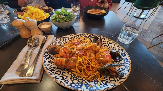 Saros Bar & Dining