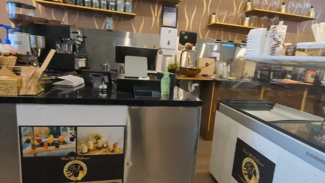 Savour cafe’ and juice bar