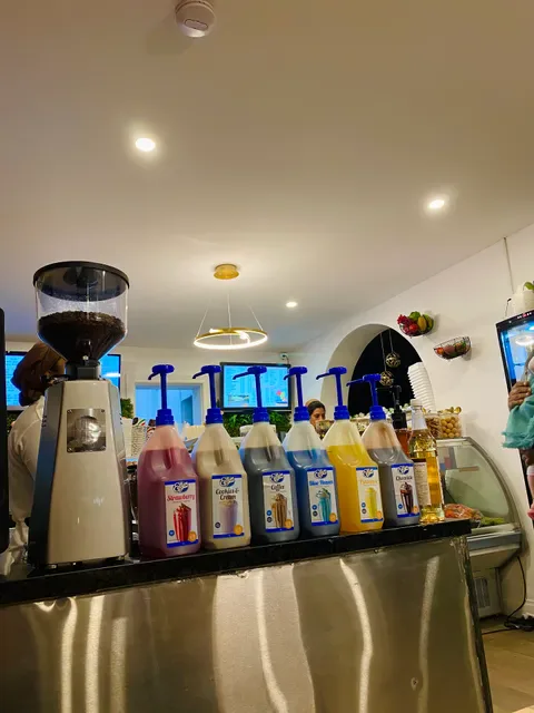 Savour cafe’ and juice bar