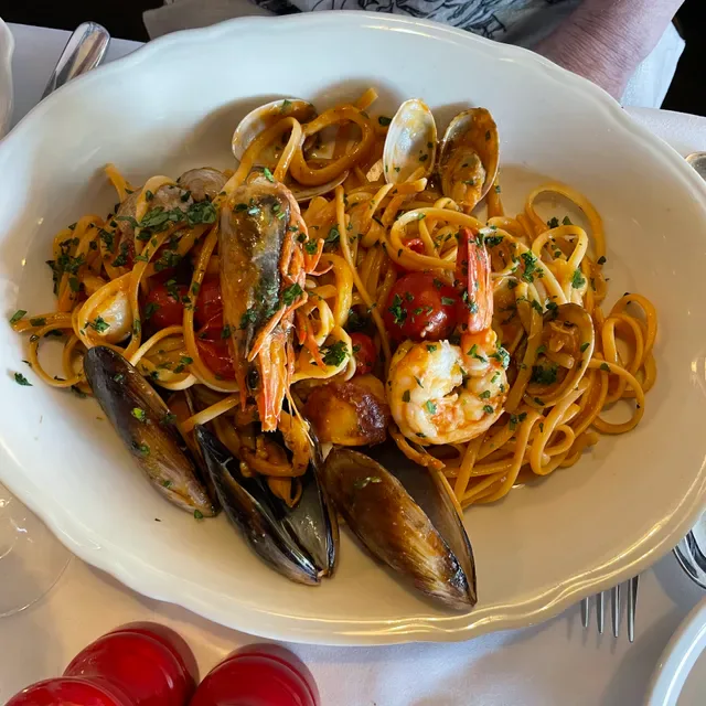 TÁVOLA Restaurant