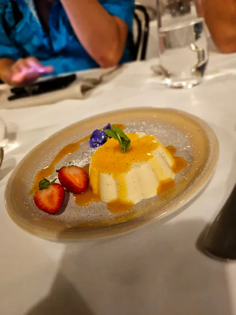 TÁVOLA Restaurant