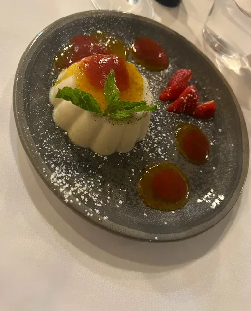 TÁVOLA Restaurant