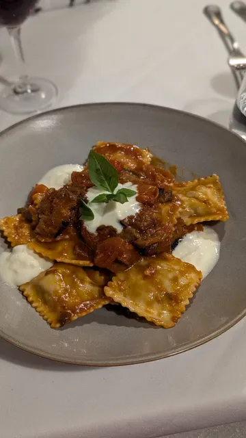 TÁVOLA Restaurant