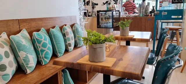 Two Cats Espresso Bar / Cafe