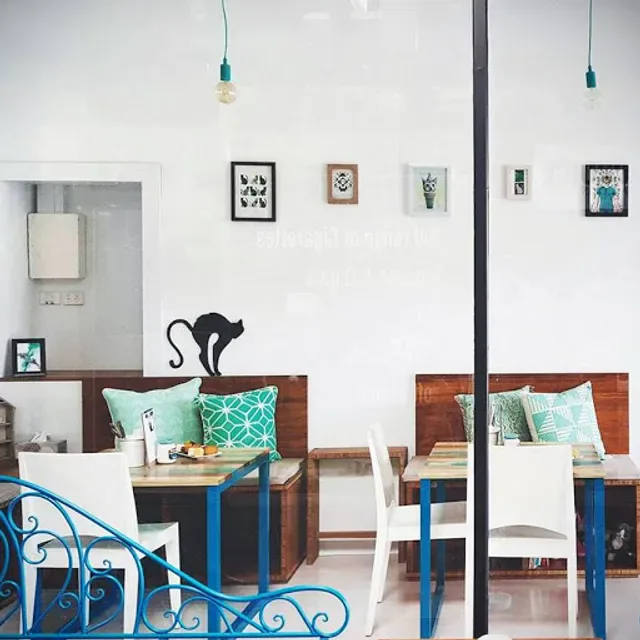 Two Cats Espresso Bar / Cafe
