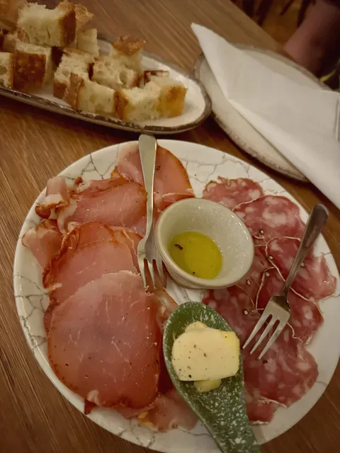 V Wine Salon