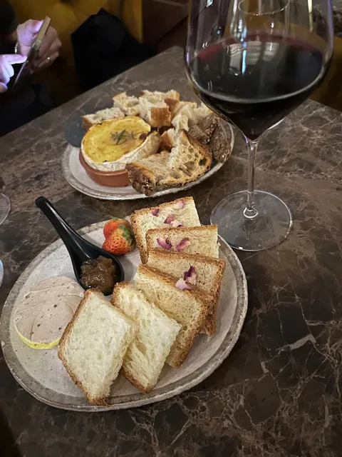 V Wine Salon