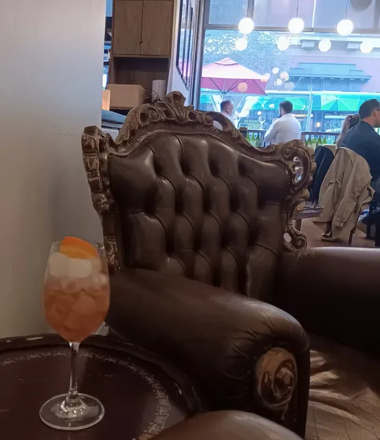 V Wine Salon
