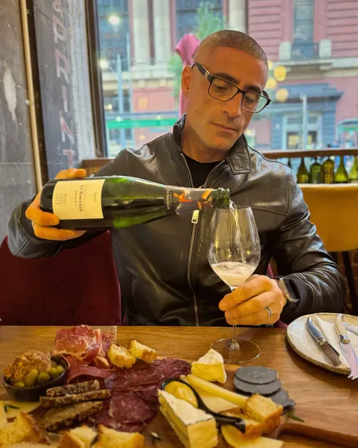 V Wine Salon